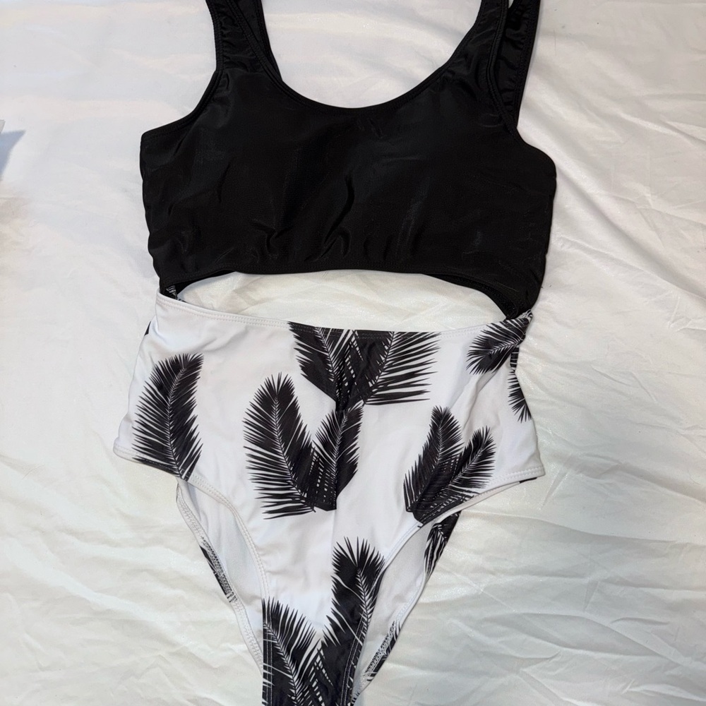 SHEIN Black and White Palm Print One Piece Swimsuit